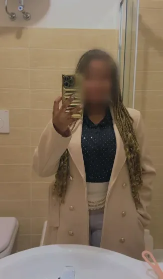 Amira, 27