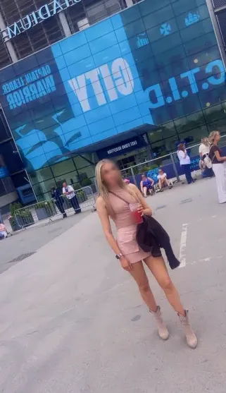 Büsra, 28